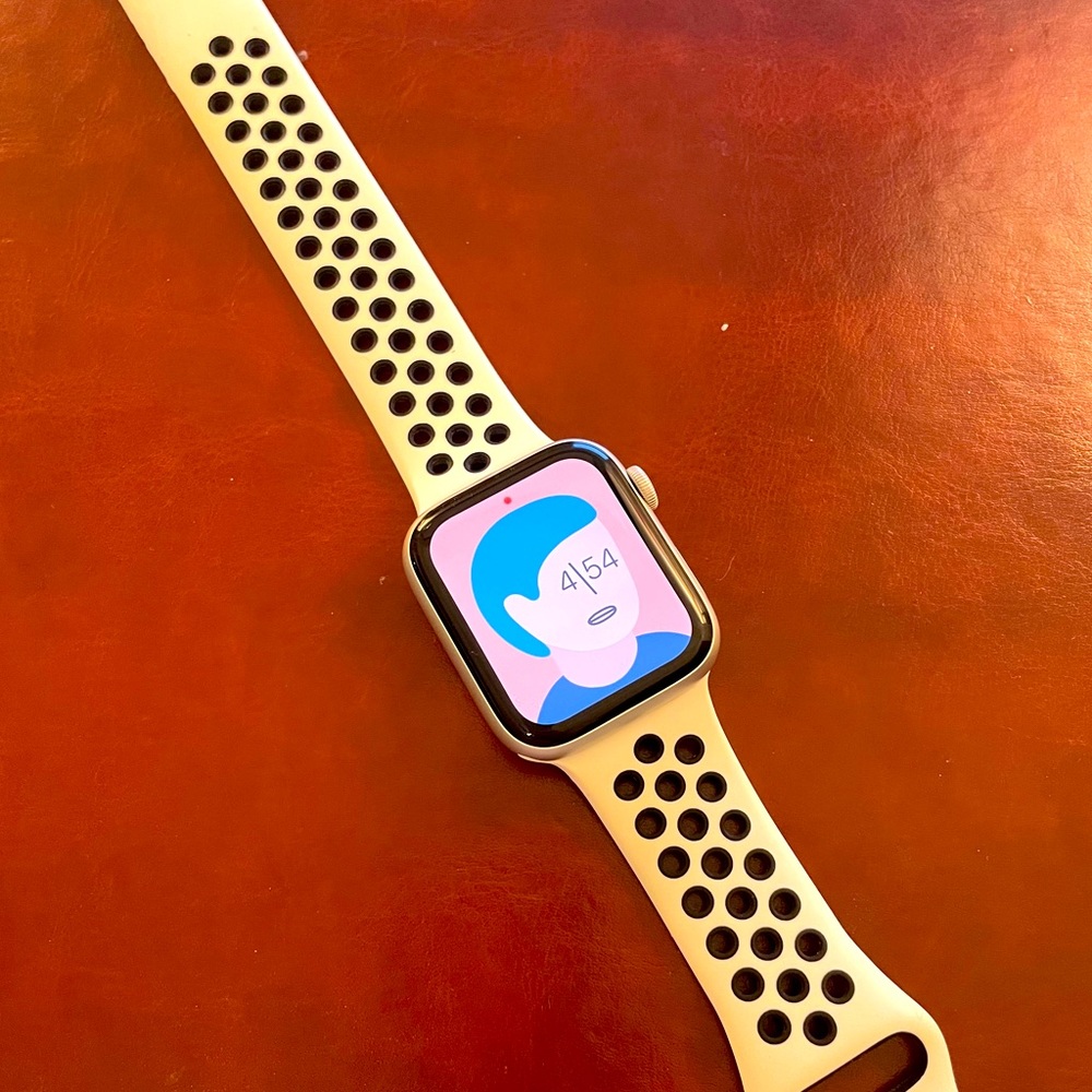 Apple Watch Series 5 (44mm) with 4 bands.